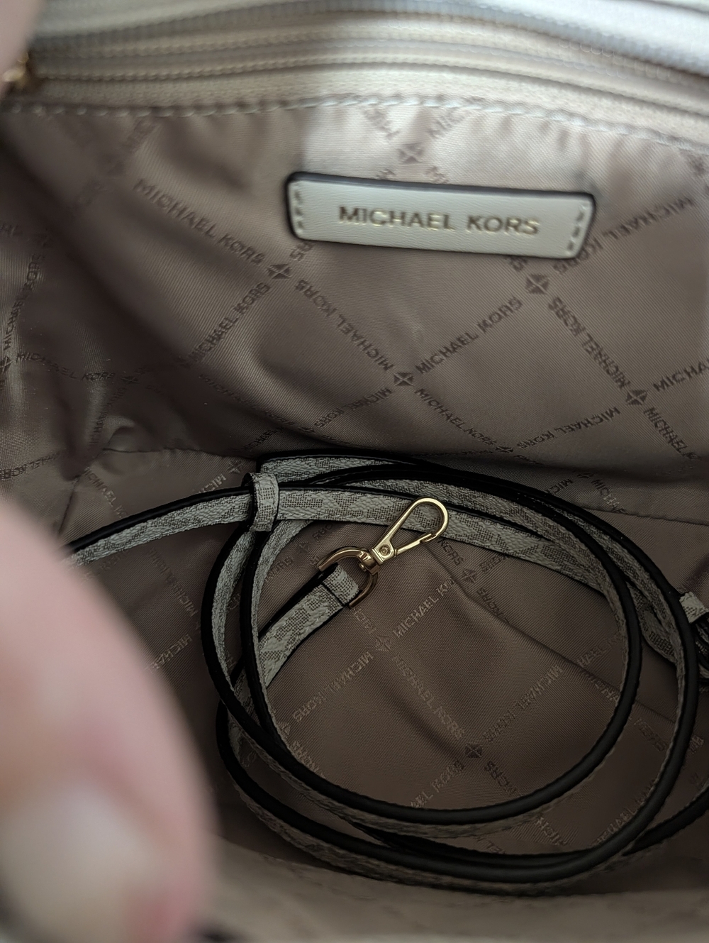 NWT Michael Kors Jet Set Tote  Cream and White Saffiano Tote with Gold Hardware - Picture 6 of 10
